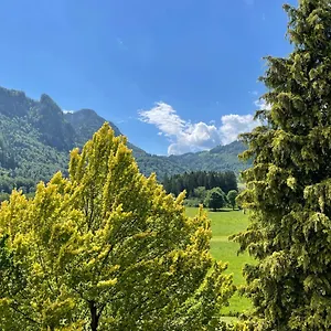 Geräumiges Domizil Mit Bergblick Apartment